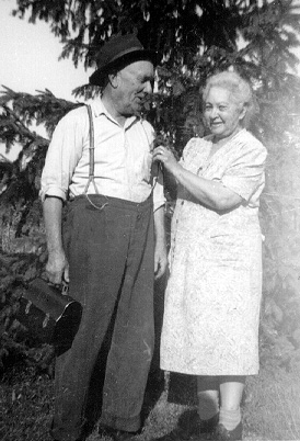 Elizabeth Pilon avec son poux, Luc Ouellette, aot 1946.